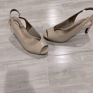 Size 8.5 beige heels never worn